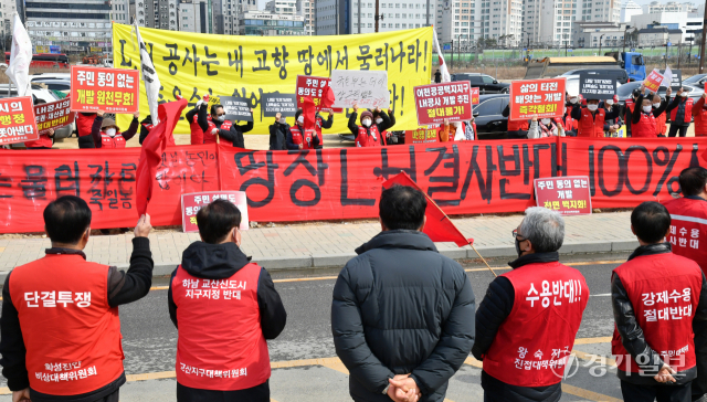 공공주택지구 전국연대 대책협의회 화성권역 주민들이 7일 오전 한국토지주택공사(LH) 화성사업본부 앞에서 신도시 사업지구 지정 철회 등을 요구하며 집회를 열고 있다. 이들은 수십여대의 트랙터, 트럭 등을 동원해 차량시위를 벌였다. 김시범기자
