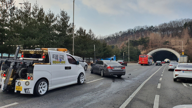 8일 오전 8시30분께 인천 연수구 청량터널 입구에서 차선을 변경하던 승용차와 광역버스가 충돌했다. 이승훈기자