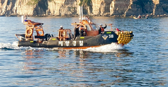 8일 오전 북한 민간인 선박이 월선한 인천 옹진군 백령도 앞 해상에서 리브보트에 승선한 해양경찰들이 분주히 오가고 있다. 홍남곤 옹진군의원 제공