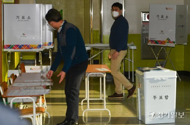 제20대 대통령선거를 하루 앞둔 8일 오후 수원특례시 금곡초등학교에서 관계자들이 투표소를 설치하고 있다.조주현기자