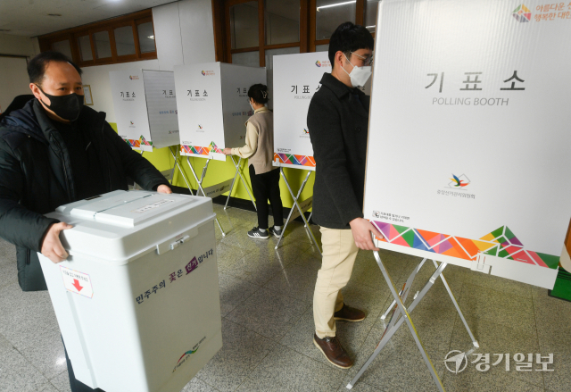 제20대 대통령선거를 하루 앞둔 8일 오후 수원특례시 금곡초등학교에서 관계자들이 투표소를 설치하고 있다.조주현기자