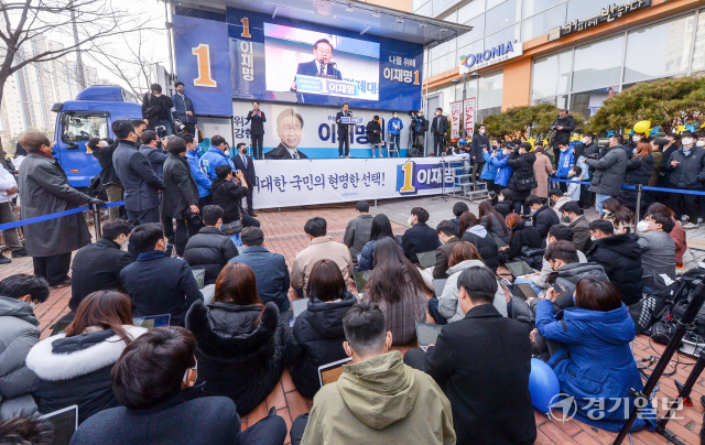 더불어민주당 이재명 대선후보가 8일 오후 인천 서구 롯데마트청라점 앞 광장에서 열린 ‘이재명과 함께 날아올라 청라! 살고 싶은 인천!’ 집중 유세에서 지지를 호소하고 있다. 장용준기자