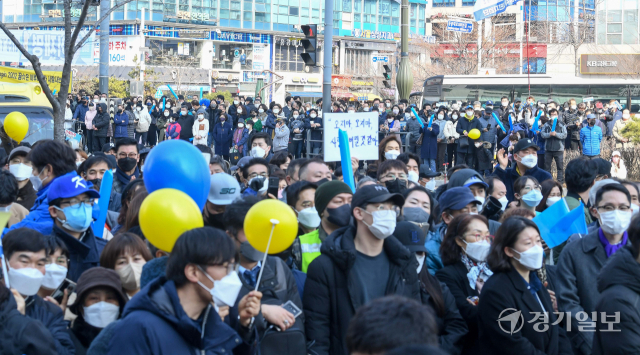 8일 오후 더불어민주당 이재명 대선후보의 집중유세가 열린 인천 서구 롯데마트청라점 앞 광장에서 지지자들이 유세를 지켜보고 있다. 장용준기자