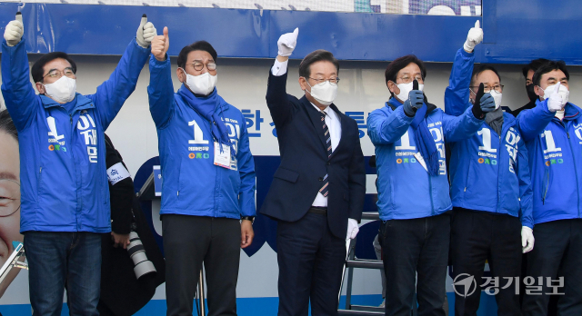 더불어민주당 이재명 대선후보가 8일 오후 인천 서구 롯데마트청라점 앞 광장에서 열린 ‘이재명과 함께 날아올라 청라! 살고 싶은 인천!’ 집중 유세에서 이후보가 지지자들의 환호에 답하고 있다. 장용준기자