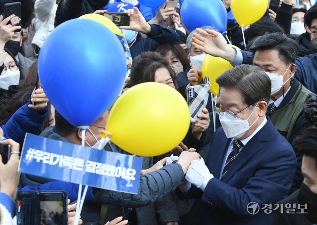 더불어민주당 이재명 대선후보가 8일 오후 인천 서구 롯데마트청라점 앞 광장에서 열린 ‘이재명과 함께 날아올라 청라! 살고 싶은 인천!’ 집중 유세에서 이후보가 지지자들과 주먹 인사를 나누고 있다. 장용준기자