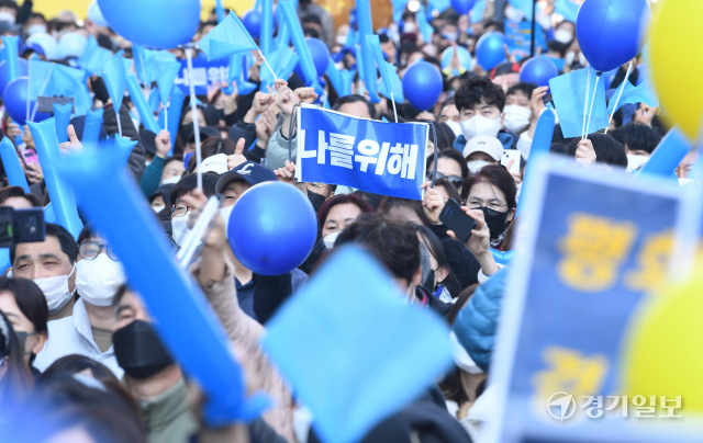 8일 오후 더불어민주당 이재명 대선후보의 집중유세가 열린 인천 서구 롯데마트청라점 앞 광장에서 지지자들이 환호하고 있다. 장용준기자