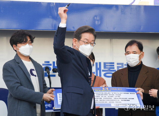 더불어민주당 이재명 대선후보가 8일 오후 인천 서구 롯데마트청라점 앞 광장에서 열린 ‘이재명과 함께 날아올라 청라! 살고 싶은 인천!’ 집중 유세에서 인천공약을 들어 보이고 있다. 장용준기자