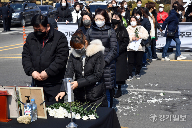 8일 오전 경기도청 앞에서 열린 ‘가족에게 죽임을 당한 두명의 발달장애인에 대한 추모제 ’에서 경기장애인부모연대 회원 등이 헌화 및 묵념을 하고 있다. 김시범기자