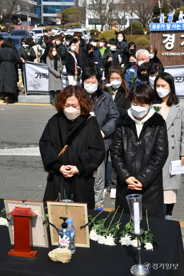 8일 오전 경기도청 앞에서 열린 ‘가족에게 죽임을 당한 두명의 발달장애인에 대한 추모제 ’에서 경기장애인부모연대 회원 등이 헌화 및 묵념을 하고 있다. 김시범기자