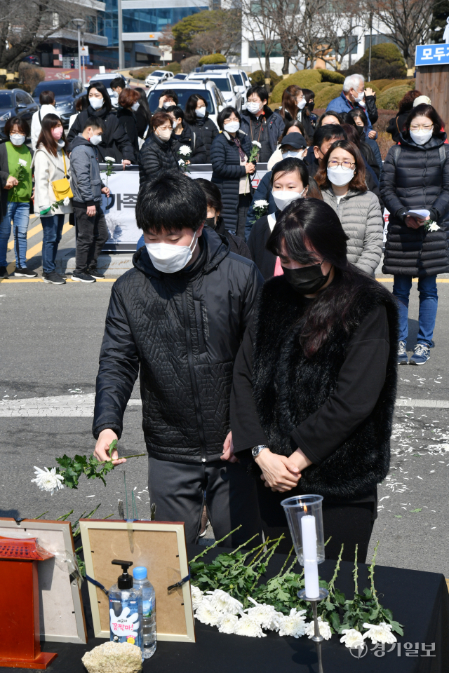 8일 오전 경기도청 앞에서 열린 ‘가족에게 죽임을 당한 두명의 발달장애인에 대한 추모제 ’에서 경기장애인부모연대 회원 등이 헌화 및 묵념을 하고 있다. 김시범기자