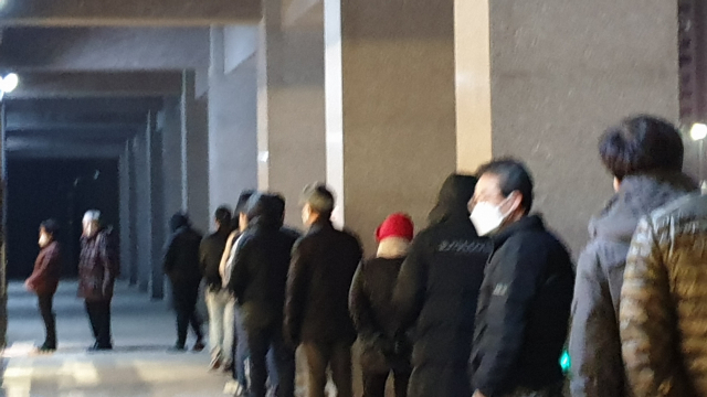 투표 시작 5분전 신곡 1동 제 8 투표소 앞, 사람들이 줄지어 서있다.