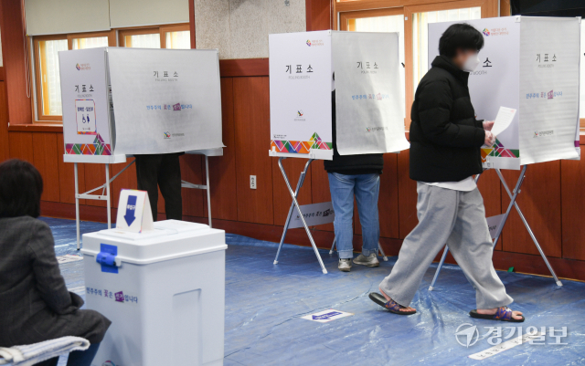 제20대 대통령선거일인 9일 오전 수원특례시 산남초등학교에 마련된 매탄2동 제2투표소에서 시민들이 투표에 참여 하고 있다.조주현기자