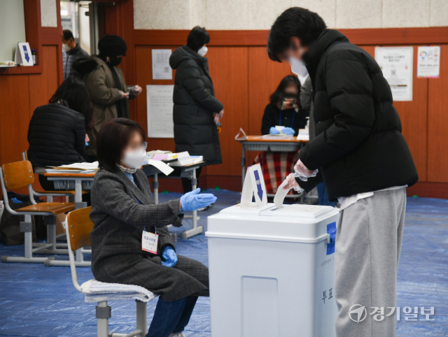 제20대 대통령선거일인 9일 오전 수원특례시 산남초등학교에 마련된 매탄2동 제2투표소에서 시민들이 투표에 참여 하고 있다.조주현기자