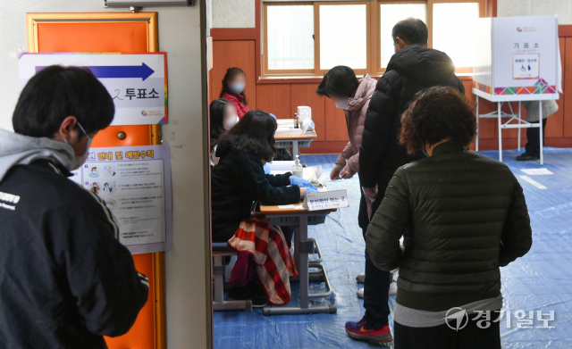 제20대 대통령선거일인 9일 오전 수원특례시 산남초등학교에 마련된 매탄2동 제2투표소에서 시민들이 투표에 참여 하고 있다.조주현기자