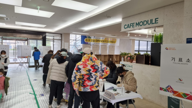 9일 오전 11시께 김포시 풍무동 제12투표소. 투표 행렬이 길게 이어지고 있다. 양형찬기자