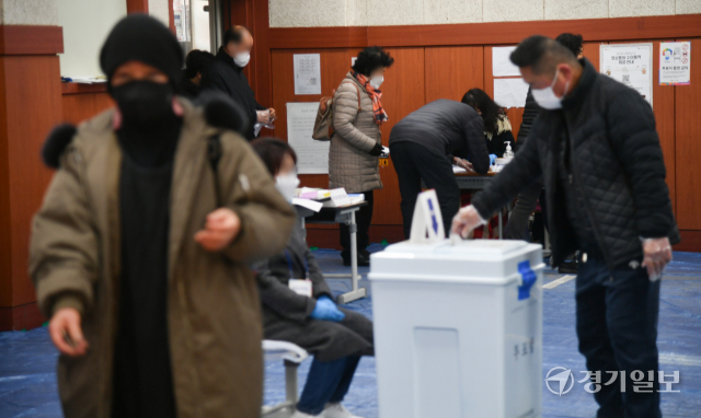 제20대 대통령선거일인 9일 오전 수원특례시 산남초등학교에 마련된 매탄2동 제2투표소에서 시민들이 투표에 참여 하고 있다.조주현기자