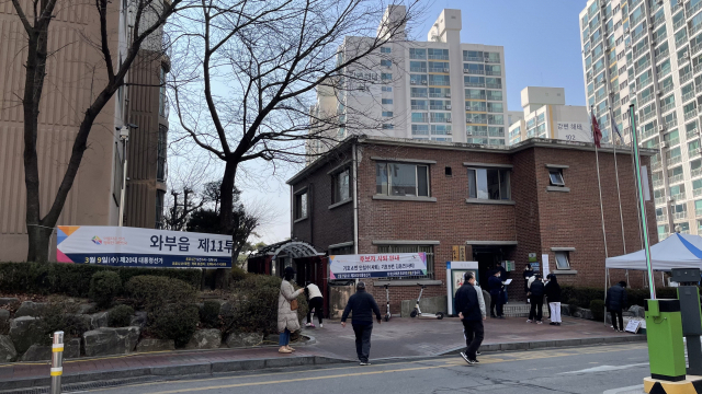 9일 오후 1시께 남양주시 와부읍 제11투표소에 주민들이 투표를 위해 발걸음을 옮기고 있다. 이대현기자