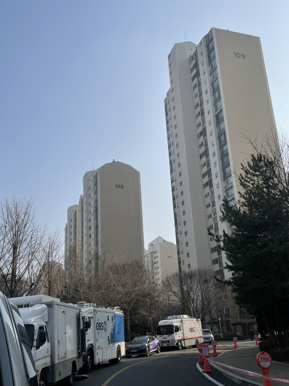 제20대 대통령선거가 있는 9일 성남시에 있는 이재명 후보 자택 인근에 경찰차와 취재진이 장사진을 치고 있는 모습. 문민석기자