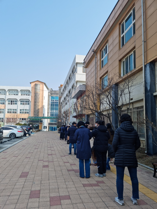 양평군민들이 9일 소중한 한 표를 위해 투표소에 나와 긴 줄을 서고 있다. 황선주기자