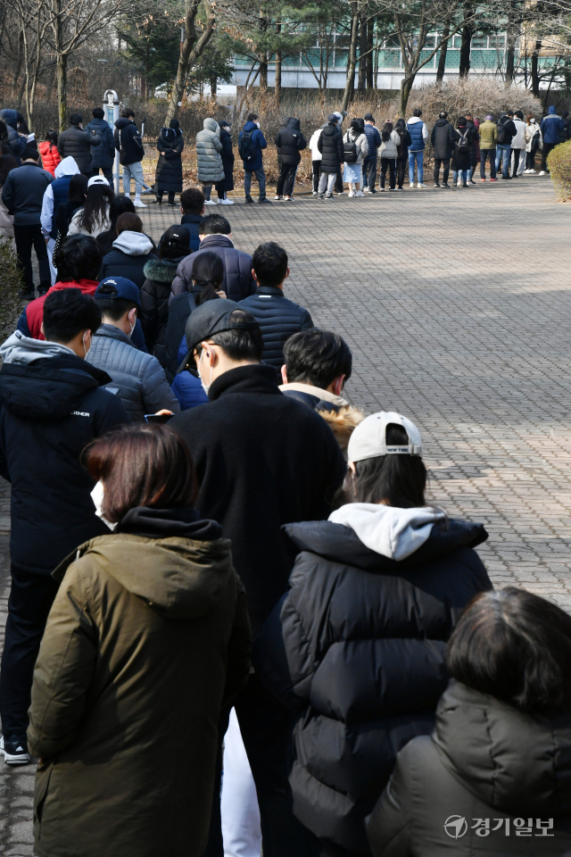 국내 코로나19 신규 확진자 수가 34만2천446명으로 역대 최다를 기록한 9일 오전 수원특례시 영통구보건소 임시선별검사소 주변이 검사를 받으려는 시민들로 장사진을 이루고 있다. 김시범기자