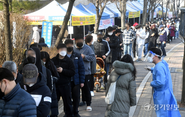 국내 코로나19 신규 확진자 수가 34만2천446명으로 역대 최다를 기록한 9일 오전 수원특례시 영통구보건소 임시선별검사소 주변이 검사를 받으려는 시민들로 장사진을 이루고 있다. 김시범기자