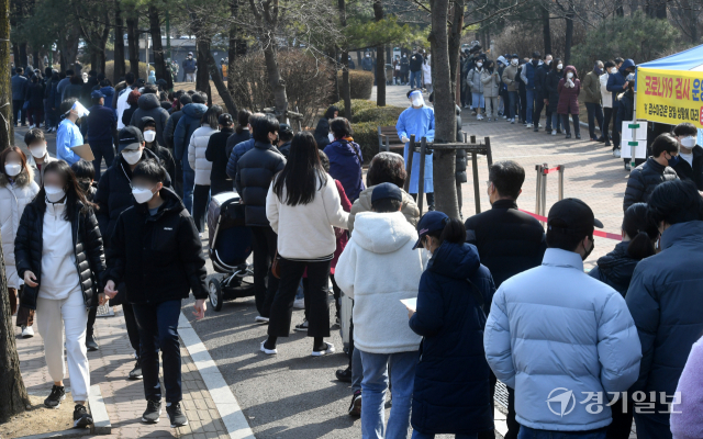 국내 코로나19 신규 확진자 수가 34만2천446명으로 역대 최다를 기록한 9일 오전 수원특례시 영통구보건소 임시선별검사소 주변이 검사를 받으려는 시민들로 장사진을 이루고 있다. 김시범기자
