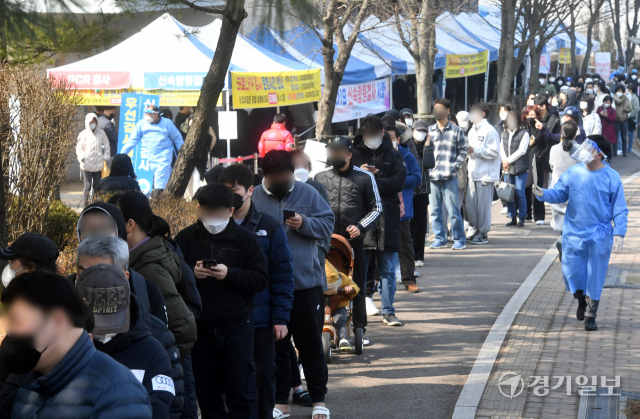 국내 코로나19 신규 확진자 수가 34만2천446명으로 역대 최다를 기록한 9일 오전 수원특례시 영통구보건소 임시선별검사소 주변이 검사를 받으려는 시민들로 장사진을 이루고 있다. 김시범기자