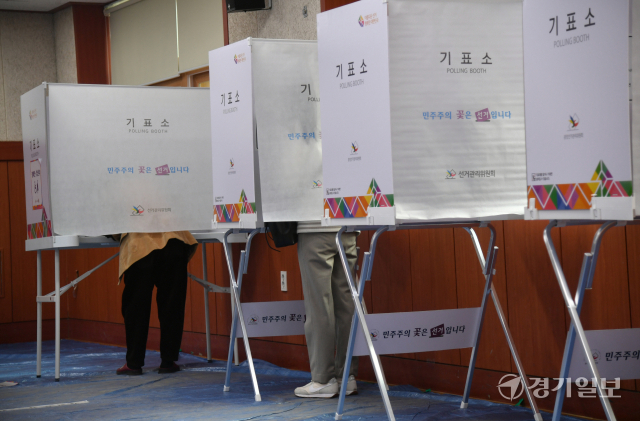 제20대 대통령선거일인 9일 오전 수원특례시 산남초등학교에 마련된 매탄2동 제2투표소에서 시민들이 투표에 참여 하고 있다.조주현기자