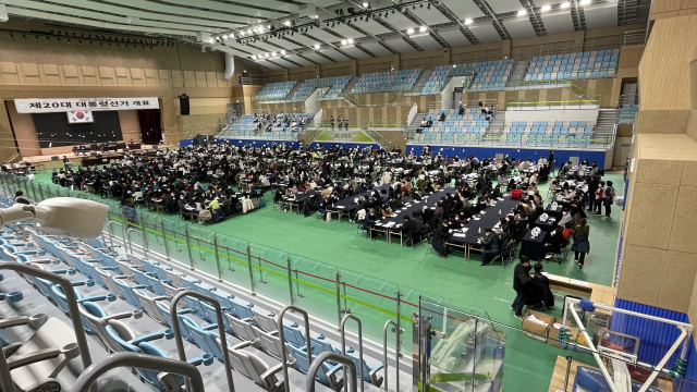 9일 오후 8시30분께 개표소로 지정된 남양주체육문화센터에서 개표를 준비하고 있다. 이대현기자