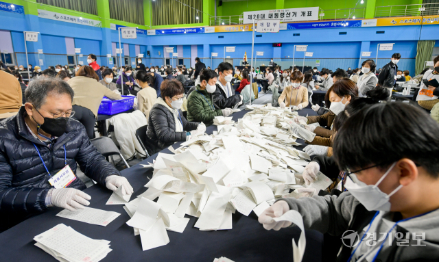 9일 오후 수원특례시 종합운동장에 마련한 제20대 대통령선거 개표소에서 관계자들이 개표작업을 하고 있다. 윤원규기자