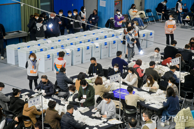 9일 오후 수원특례시 종합운동장에 마련한 제20대 대통령선거 개표소에서 관계자들이 개표작업을 하고 있다. 윤원규기자
