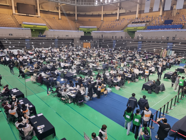 제20대 대통령 선거 개표소로 지정된 화성시 향남읍 도이리 화성종합경기타운에서 9일 오후 개표가 진행되고 있다. 김영호기자