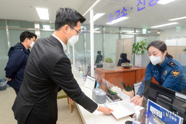 10일 오전 인천시선거관리위원회 관계자들이 전날 밤 투표함 이송을 막고 선거 사무원을 협박한 성명불상의 시민 다수를 공직선거법 위반과 공무집행방해 혐의로 인천경찰청에 고발장을 접수하고 있다. 지난 9일 오후 8시께부터 다음날 오전 4시30분까지 보수 성향 유튜브 채널 '가로세로 연구소' 관계자와 일부 시민들이 부평구 개표소인 삼산체육관 주차장에서 신원 미상의 남녀가 투표함을 들고 이동한다며 부정선거 의혹을 제기하고 투표함 이송을 막았다.장용준기자