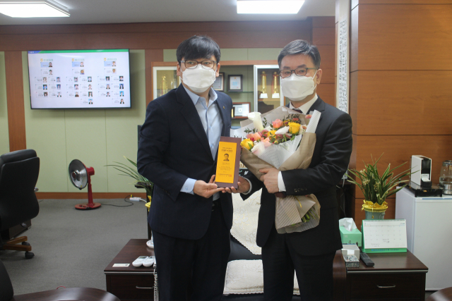 안양농협이 11일 경기농협 ‘2022년 손해보험 TOP-CEO 선발’ 프로모션에서 수상을 받았다. 사진=안양농협 제공