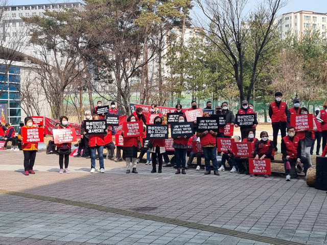 화성진안신도시비상대책위원회 회원 160여명이 지난 11일 오후 병점동 유앤아이센터 1층 화성아트홀에서 국토교통부의 전략환경영향평가 설명회 개최를 무산시키는 집회를 열고 있다. 김영호기자