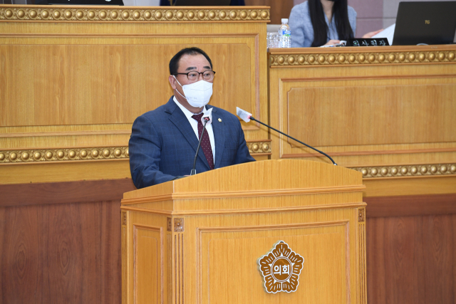 홍성표 시의원이 ‘양주시 덕계저수지 하천구역 지정 재검토 건의안’을 대표발의하고 있다. 양주시의회 제공