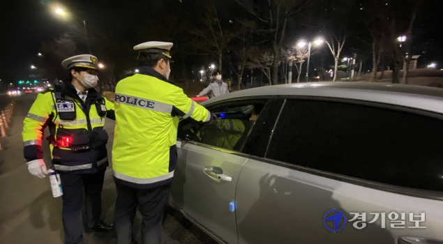 지난 11일 수원남부경찰서 교통안전계 직원들이 사회적 거리두기가 완화된 뒤 첫 금요일을 맞아 영통구청 사거리 일대에서 음주단속을 진행하고 있다. 김정규기자