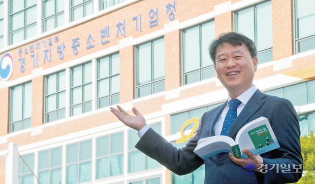 백운만 경기지방중소벤처기업청장이 도내 중소기업들과 소상공인들의 고통 해결을 위해 노력하겠다는 포부를 밝히고 있다. 윤원규기자