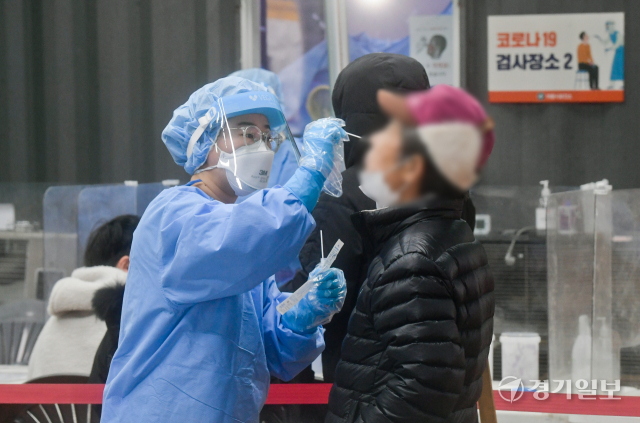 주말인 13일 오전 의왕시 보건소에 마련된 선별검사소에서 의료진이 PCR검사를 실시하고 있다. 윤원규기자