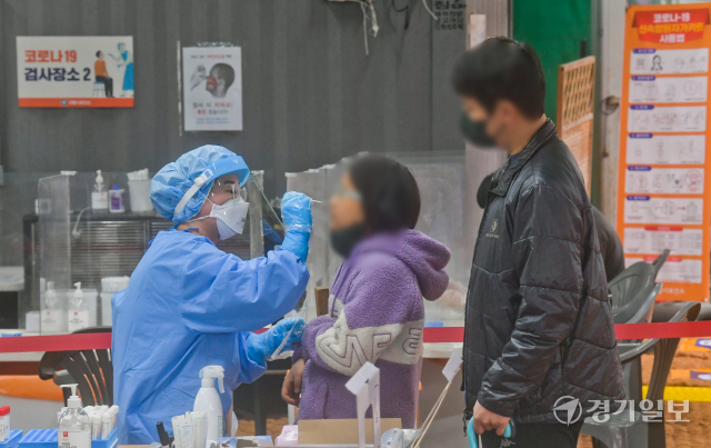 주말인 13일 오전 의왕시 보건소에 마련된 선별검사소에서 의료진이 PCR검사를 실시하고 있다. 윤원규기자