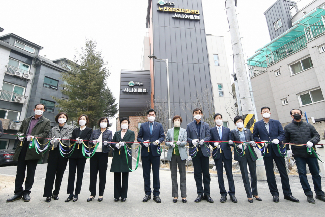 지난 11일 의왕시 청계동에서 열린 의왕노인일자리센터 개관식에서 (왼쪽 여섯번째부터) 김상돈 의왕시장, 윤미경 의왕시의회 의장과 이종훈 의왕시노인회장(오른쪽 네번째) 등이 테이프 커팅을 하고 있다. 의왕시 제공