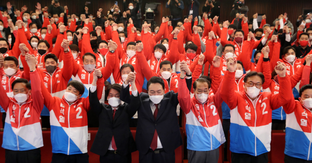 윤석열 제20대 대통령 당선인이 10일 새벽 서울 여의도 국회도서관에 마련된 '국민의힘 제 20대 대통령선거 개표상황실'을 찾아 당지도부와 환호하고 있다.국회사진기자단