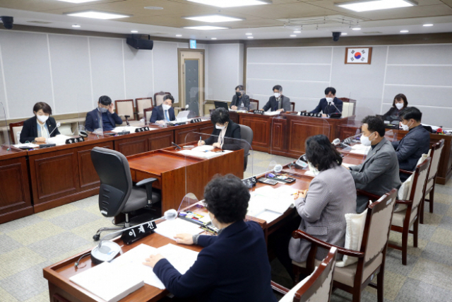 14일 수원특례시의회 기획경제위원회가 제365회 임시회에서 수원시 개인정보 보호 조례 안건을 심사하고 있다. 수원특례시의회 제공