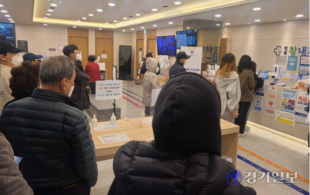 14일 오후 2시께 용인시 처인구 역북참내과의원에서 전문가용 신속항원검사를 받으러 온 시민들이 줄을 서서 기다리고 있다. 김현수기자