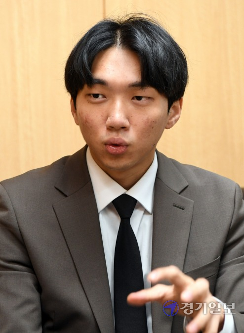 이준혁 안산시 청년정책보좌관은 방위산업체 생산직으로 근무하며 첫 사회경험을 했다. 이후 아르바이트, 토론 등 다양한 경험을 하며 자기 세대 청년들을 만났다. 구재원기자