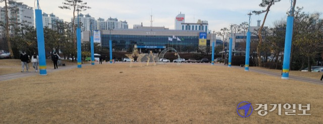 평택시가 걷기여행길 ‘평택섶길’ 안내표지석 등을 시청광장으로 이전키로 했다. 사진은 안내표지석 등이 들어설 시청광장 잔디밭. 안노연기자