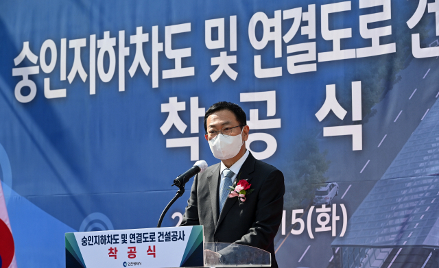 15일 인천 중구 율목동에서 열린 '숭인지하차도 및 연결도로 건설공사 착공식'에서 박남춘 인천시장이 기념사를 하고 있다. 인천시 제공