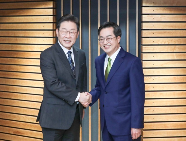 불어민주당 이재명 대선 후보와 새로운물결 김동연 대선 후보가 지난 2월 2일 오후 서울시 양천 목동 CBS에서 열리는 양자 정책토론회에 앞서 악수를 하고 있다.연합뉴스