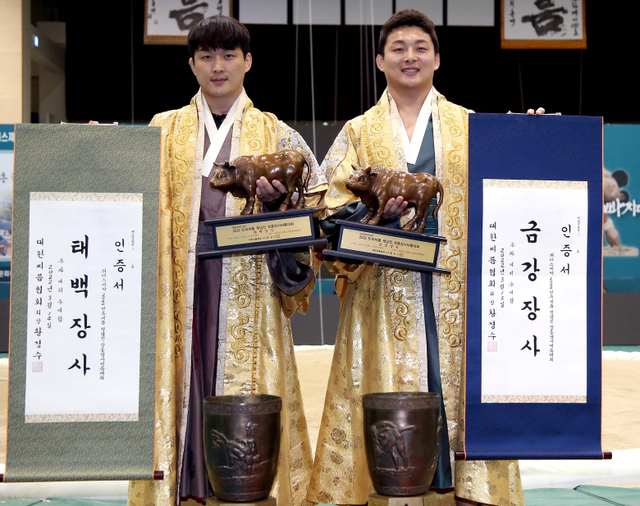 고향인 전남 장흥에서 열린 2022 정남진 장흥장사씨름대회에서 금강장사에 오른 문형석(오른쪽)과 태백장사 문준석(이상 수원특례시청) 형제가 나란히 황소트로피와 장사인증서를 들고 기념촬영을 하고 있다.대한씨름협회 제공