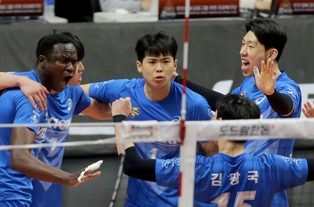 수원 한국전력이 2021-2022 프로배구 남자부에서 뒷심을 발휘하며 꺼져가던 포스트시즌의 불씨를 완전히 살려냈다. 사진은 15일 안산 OK금융그룹전서 승리한 뒤 환호하는 한국전력 선수들.한국전력 제공